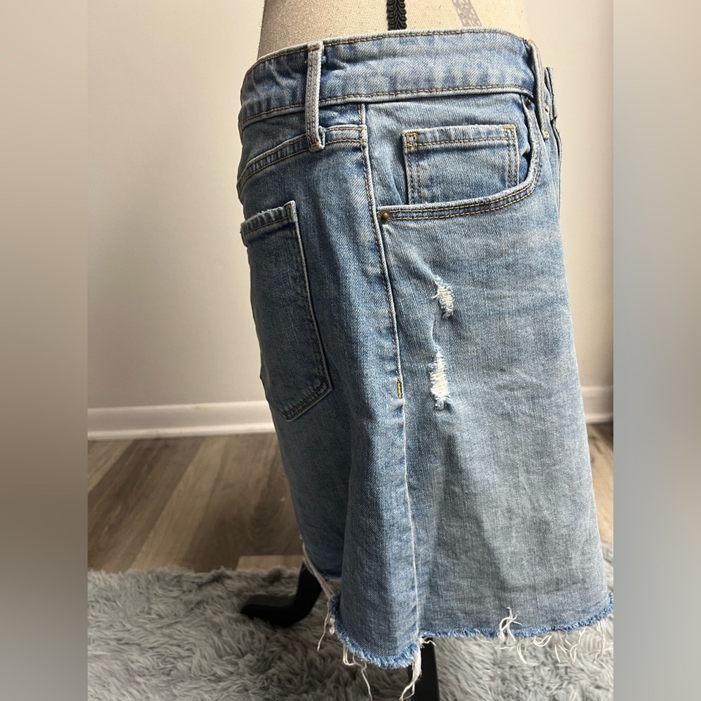 Stylish Light-Wash Denim Skirt - Picture 3 of 16